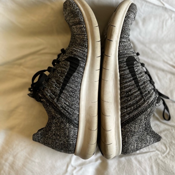 👟🌸GUC Nike Sneakers, black, grey and white, size 10.5 - Picture 9 of 14